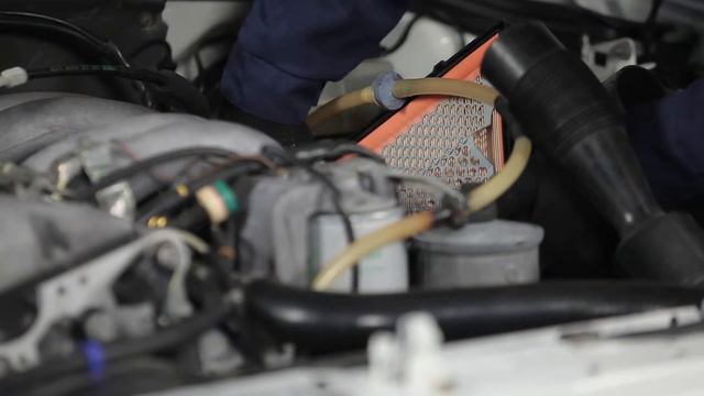 Hoe een luchtfilter motor vervangen op een MERCEDES-BENZ 190 W201 HANDLEIDING | AUTODOC