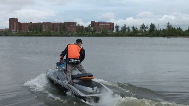 Снегоходы на городском озере