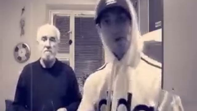 Отец и сын читают рэп