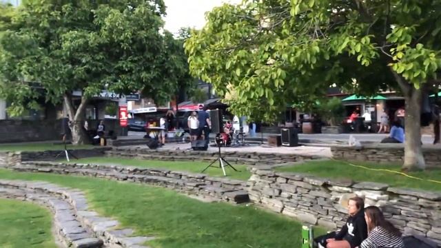 Переехал в Новую Зеландию с женой и сыном в 35 лет. Было трудно но я не пожалел.