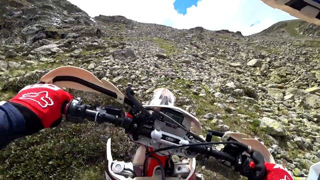 Маркинское озеро, на высоте 2950м.