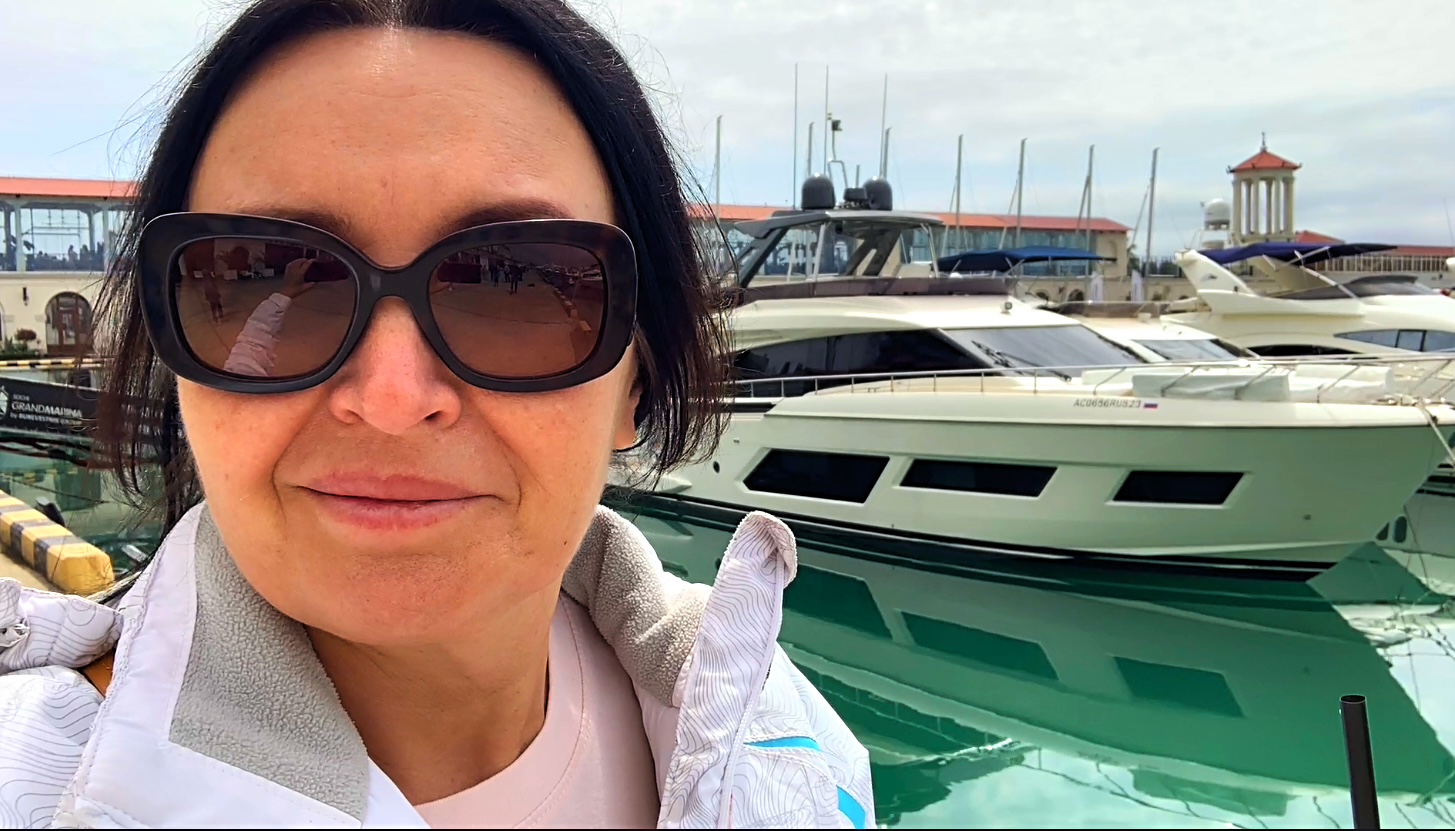 Пью кофе на берегу моря