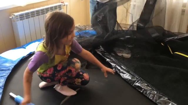 Собираем батут с защитной сеткой на даче. Поэтапная сборка батута с сеткой