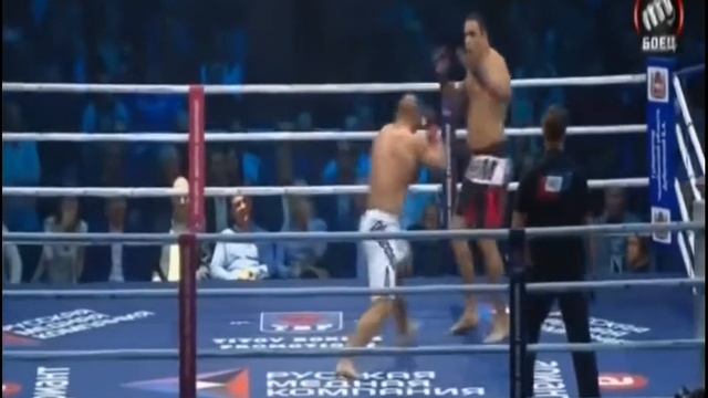 Русский ТИТАН ММА РАЗНЕС В ЩЕПКИ Американского бойца