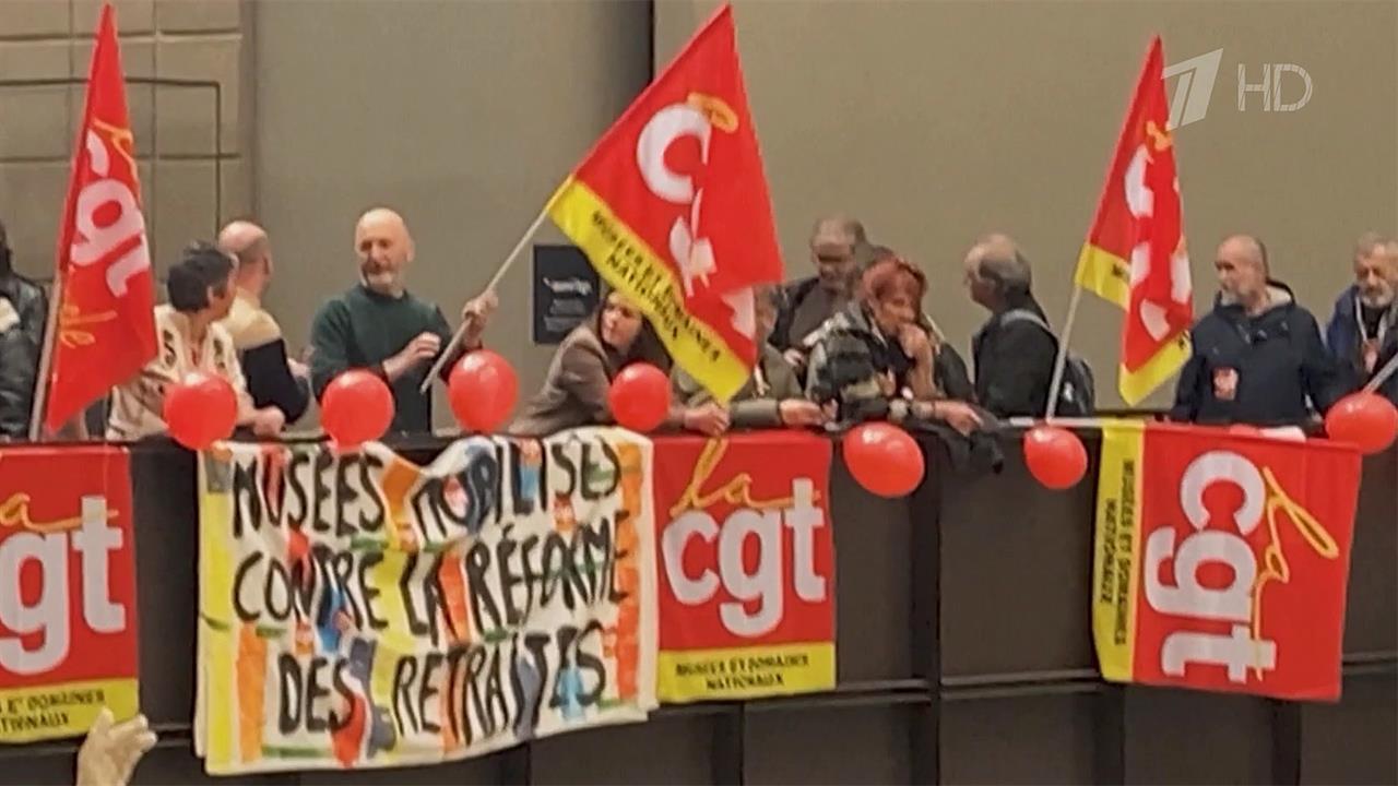 В Париже протестующие развернули плакаты перед скульптурой Врата ада в музее Орсе