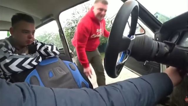 Виталий Зеленый подарил Брату машына и вона ток слушать хозяина