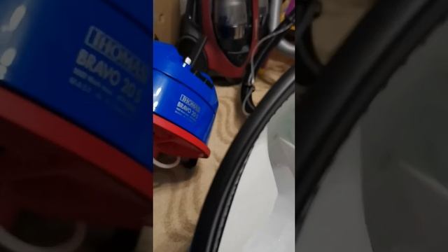 Пылесос Thomas Bravo 20s после сухой уборки комнаты.