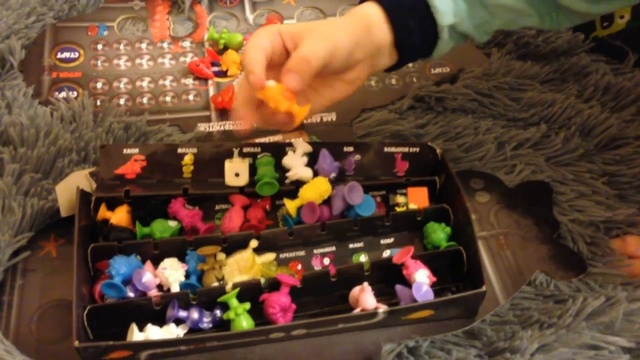 Никита показывает свою коллекцию прилипал и магазина Дикси