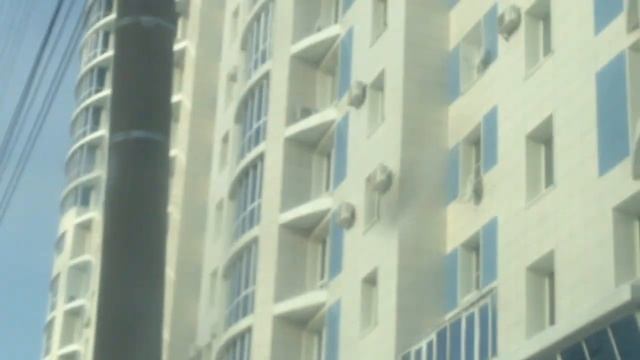 Опасный дом в центре города. Такие дома лучше одходить стороной.