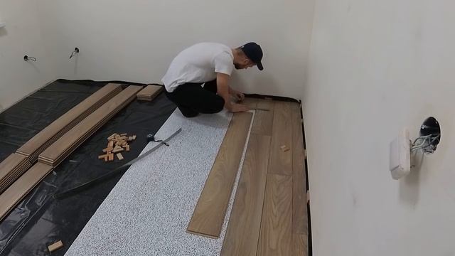 Как укладывать ламинат одному _ БЫСТРО И ЛЕГКО.mp4