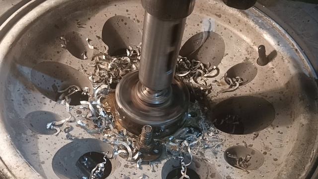 расточка центрального отверстия в диске .