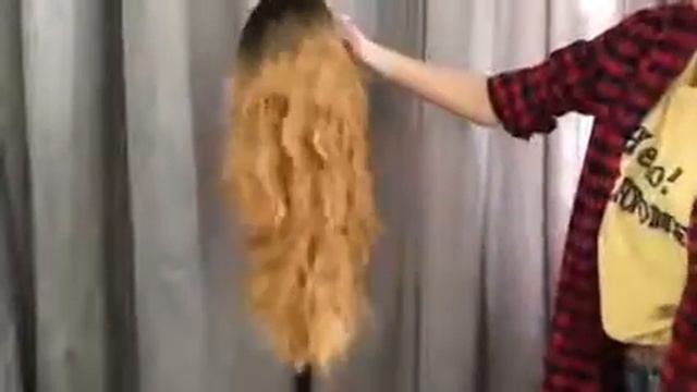 Элегантный волнистый парик без челки