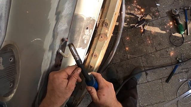 Латаю гнилую дверь багажника на субару.
