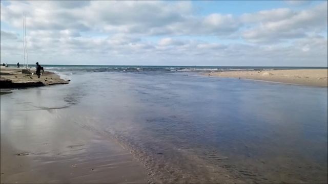 Анапа. Очень высокий уровень воды в реке Анапка. Сильное течение размывает берег.