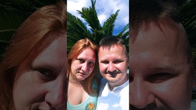 С женой Викторией?? на фоне пальмы ? в ??