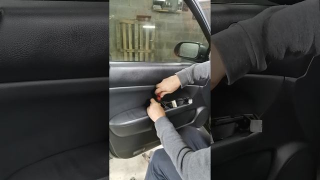 Ремонт дверей: снятие обшивки и замена ручек