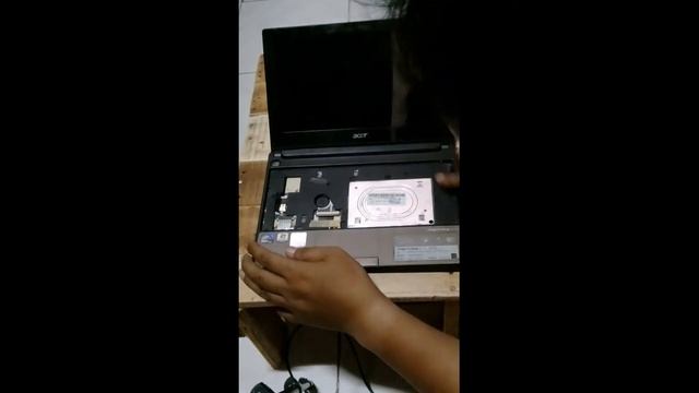 Cara Bongkar Netbook Acer Aspire One D255