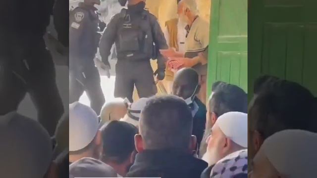 Израильскиеккупационные силы штурмовали мечеть Аль-Кибли в мечети Аль-Акса.@eye.on.palestine