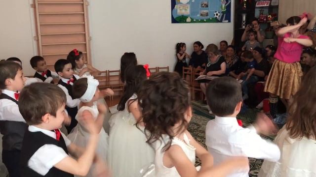 Пеппи длинный чулок в гостях на выпускном бале МБДОУ 4 Соколенок