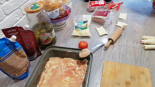 пиццы и сосиски в тесте