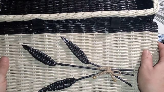 Как прикрепить откидную крышку на изделиях из газетных трубочек.