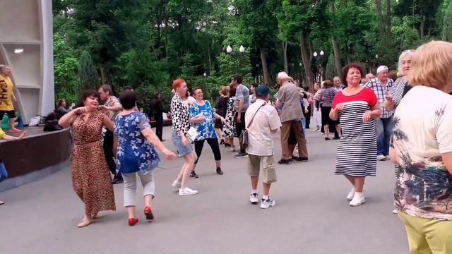 А ЛЕТО ЦВЕТА СЧАСТЬЯ! СЧАСТЛИВЫЕ МОМЕНТЫ ИЗ ПАРКА ГОРЬКОГО ХАРЬКОВ