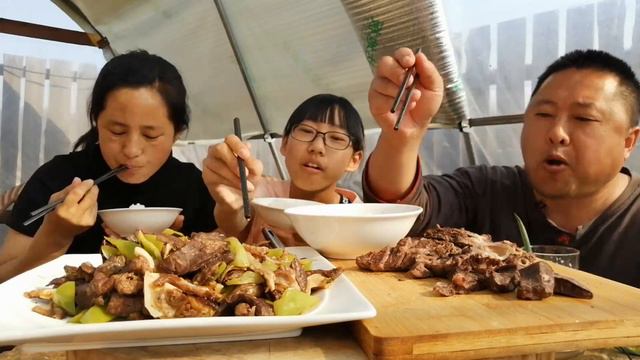 4斤豬肺配辣椒，大哥整出兩菜一湯，一家吃的真是香！ 【農村大哥寒冰】