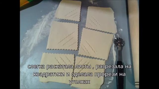 Слоённые пирожки с курицей грибами и сыром