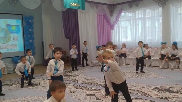 Танец мальчиков на день Республики