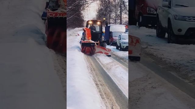 Дорожники чистят город от снега
