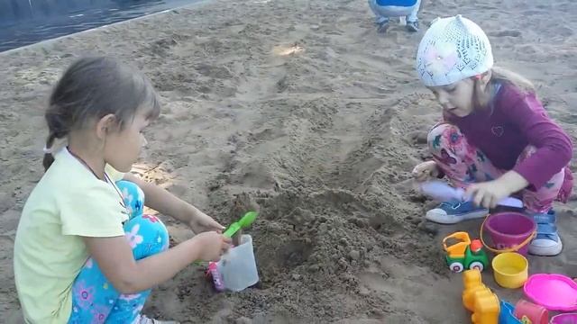 Гуляем по  набережной  с детками.