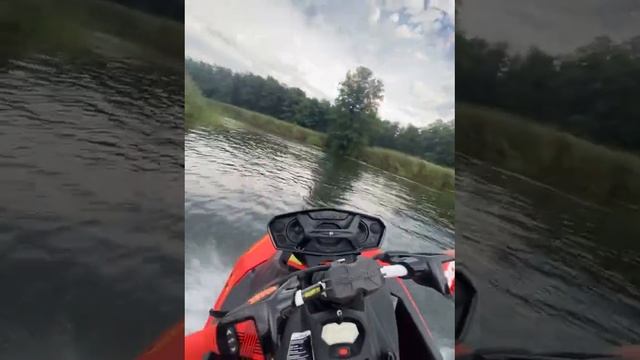 катаемся на водном мотоцикле гидроцикле по речке