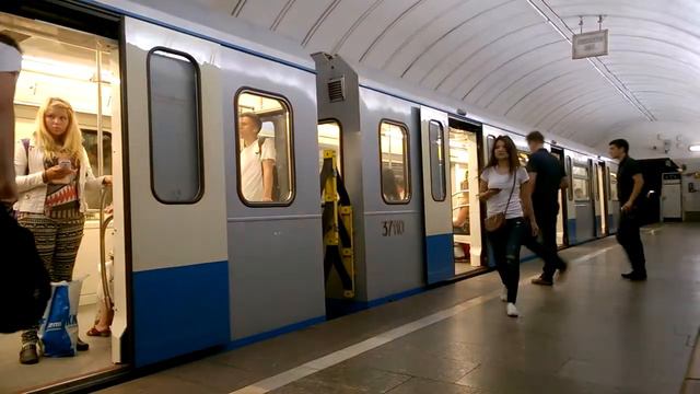 Поезд прибывает на станцию 