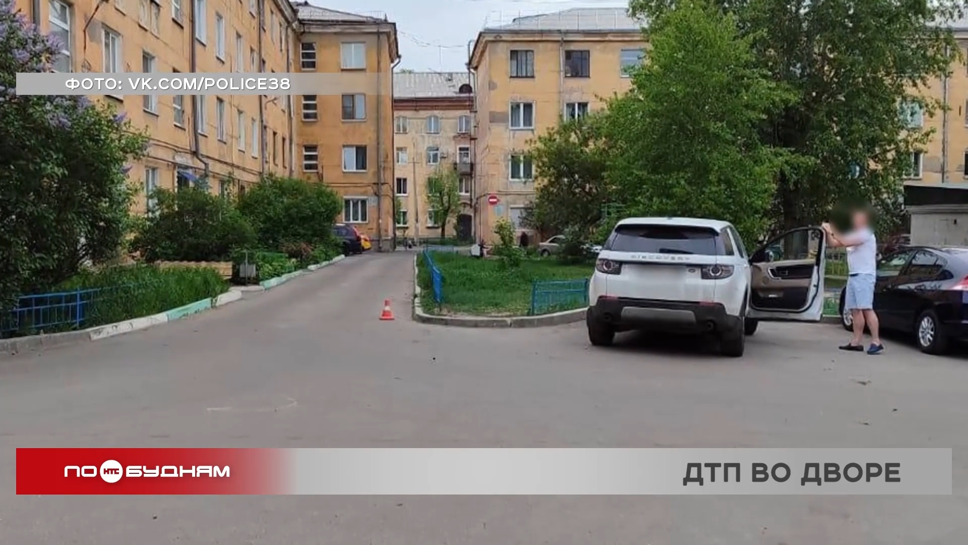 На сидевшего на бордюре во дворе мальчика наехал автомобилист в Ангарске