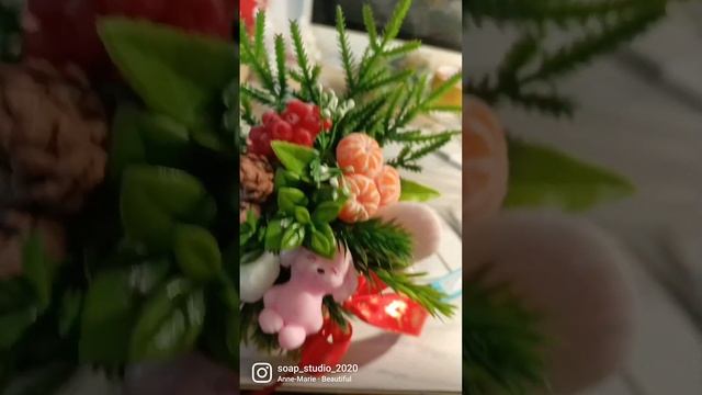 Рабочие моменты. Сборка новогоднего букета из мыла.