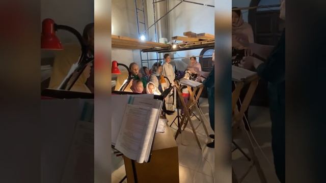 Дети поют на клиросе