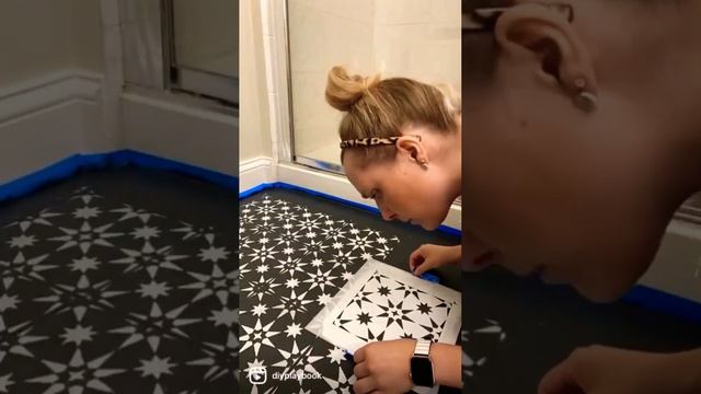 Обновляем плитку в санузле Обновить плитку в ванной, не меняя ее, можно самостоятельно.