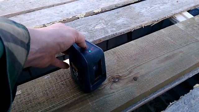 Стропила, лазерный уровень SKIL LL0516 - в солнце без видимости.