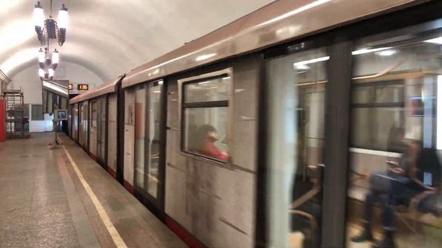 81-775776777 Дейна Москва 2020 Блестящий поезд На станции Курская