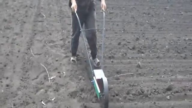 люди на селе ручная сеялка