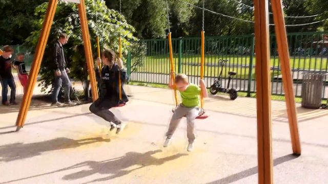 Видео для детей. Гуляем в  парке Нашли детскую плащадку Капусель в виде СПИНЕРА