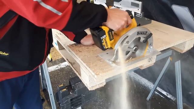 DCS570 - Fierastrau Circular De Mana DEWALT , 18V , Motor Fara Perii
