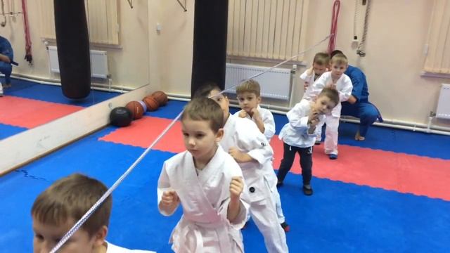 Дети 4-6 лет. Учимся переносить вес тела с ноги на ногу нырком.