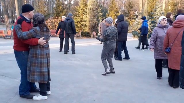 ХОРОШО ТАНЦУЮТ ВЕСНОЙ В ПАРКЕ ГОРЬКОГО!????/ХАРЬКОВ МАРТ 2021