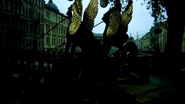 Невероятные приключения итальянцев в России  Банковский мост с грифонами