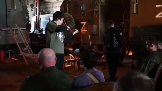 Выступление российского скрипача Петра Лундстрема перед военнослужащими в Донецке