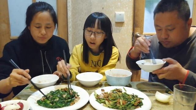 農村大哥做蒜苔炒肉，連造三碗飯，吃的又快又香，太好吃！ 【農村大哥寒冰】