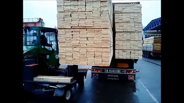 CATERPILLAR end COMBILIFT  Загрузка морского контейнера  пиломатериалом.