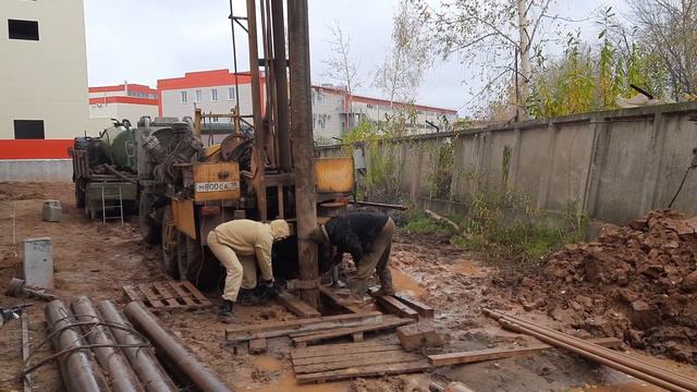 Кондуктором обычно перекрывают верхнюю часть геологического разреза, где имеются неустойчивые пород