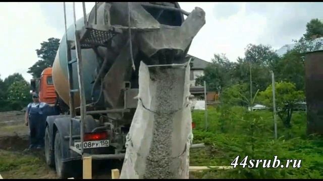 Заливка бетона для ленточного фундамента